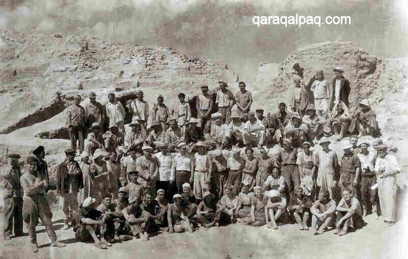 Topraq Qala excavation team