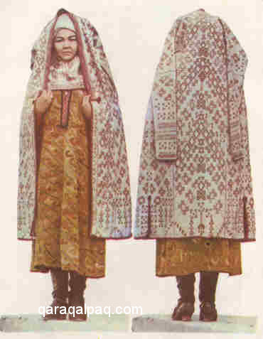 A Qaraqalpaq woman modelling an aq jegde