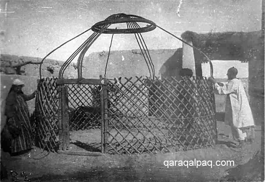 Photo of the erection of a Qaraqalpaq yurt by Melkov's expedition