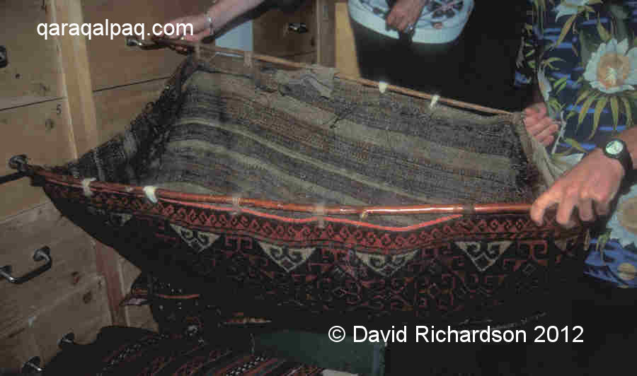 A complete Qaraqalpaq qarshin made from an esikqas