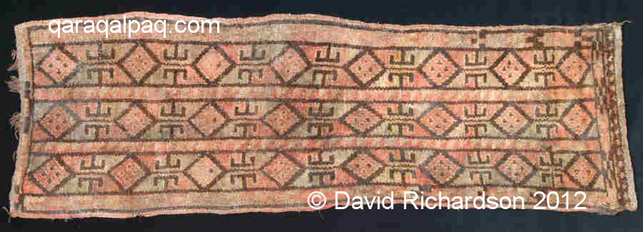 Green and pink az mu'yiz esikqas